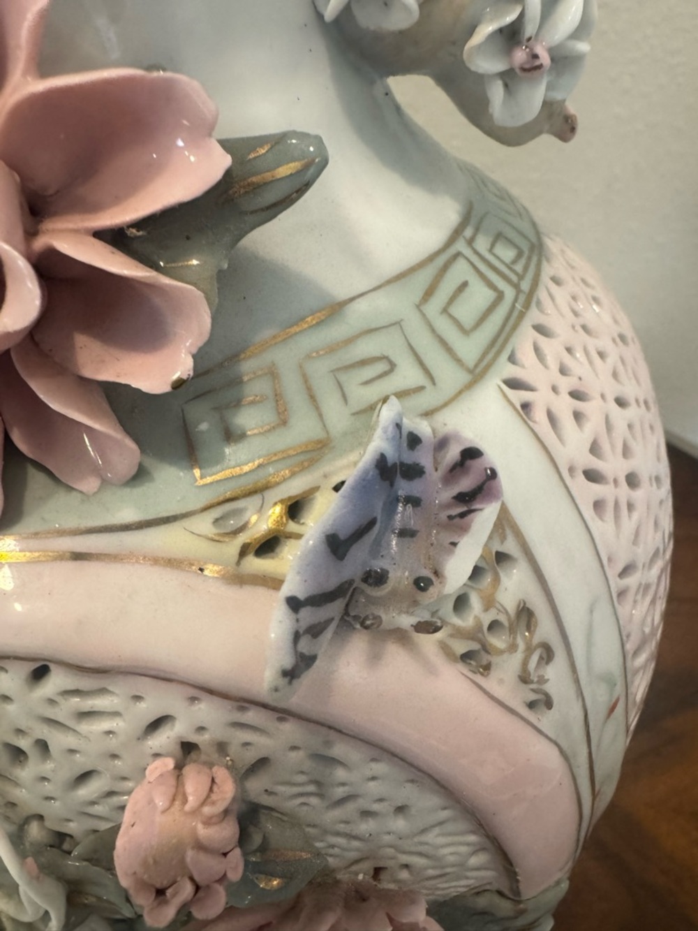 Beautiful vintage Chinese reticulated vase with birds, butterflies and flowers - Picture 11 of 16
